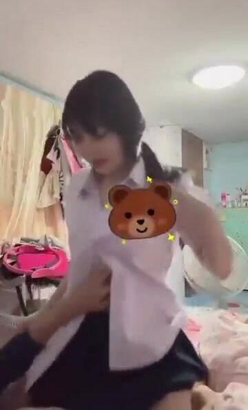 Em học sinh 16 tuổi ngoáy cu bạn trai thật điêu luyện cực kì chuyên nghiệp tại nhà.